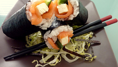 Sushi s uzeným lososem