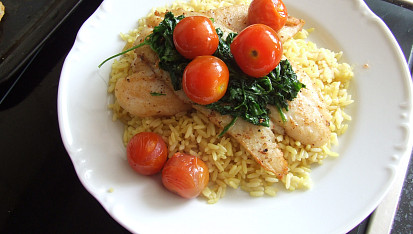 Pangasius na limetkách s cherry rajčátky a rukolou....