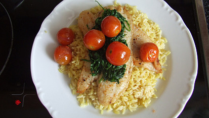 Pangasius na limetkách s cherry rajčátky a rukolou....