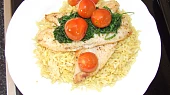 Pangasius na limetkách s cherry rajčátky a rukolou....