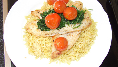 Pangasius na limetkách s cherry rajčátky a rukolou....