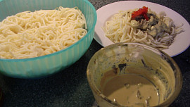 Těstoviny se sýrovou omáčkou s houbami