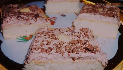 Mandlovo-bílkové hrnečkové řezy - naše oblíbené, Mandlovo-bílkové hrnečkové řezy-naše oblíbené