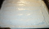 Mandlovo-bílkové hrnečkové řezy - naše oblíbené, natřeme krém na bílkový korpus...