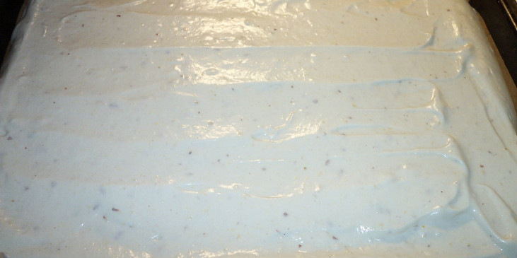 Mandlovo-bílkové hrnečkové řezy - naše oblíbené (natřeme krém na bílkový korpus...)