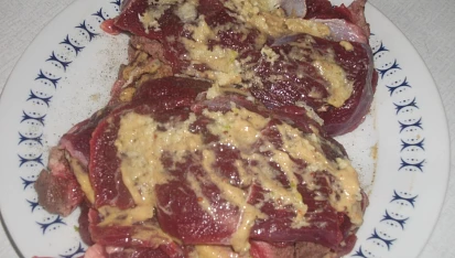 Skopové řízečky, pomazáno,okořeněno a potřeno česnekem