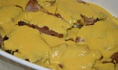 Zapečená krkovička s pikantní hraškou, před zapečením