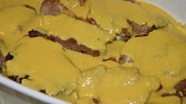 Zapečená krkovička s pikantní hraškou, před zapečením