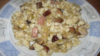 Špecle s houbami, zelím a slaninkou