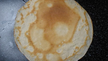 Zapečené palačinky se špenátem a zalité mlékem, hotová palačinka
