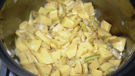 Dušené fazolky s rajčaty a bramborami