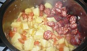 Dušené fazolky s rajčaty a bramborami