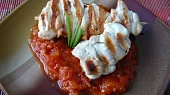 Kuřecí kebaby na rajčatové omáčce s kukuřičnými smaženkami
