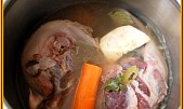 Vepřový jazyk na kari a rajčatech (v papiňáku s mrkví,celerem a kořením vařit 35 minut v 1/2l vody)