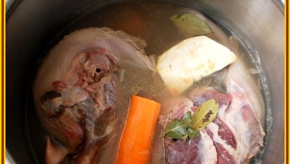 Vepřový jazyk na kari a rajčatech, v papiňáku s mrkví,celerem a kořením vařit 35 minut v 1/2l vody