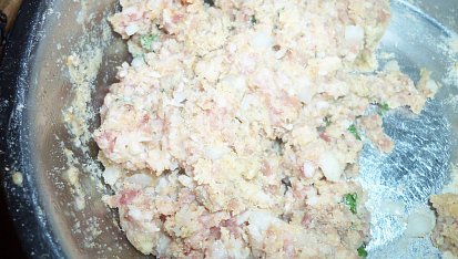 Zapečené kořeněné masové koule se smetanovou omáčkou, na koule smícháme ingredience...