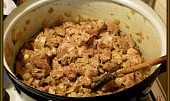 Guláš lázeňského šviháka, orestovat cibuli,česnek,přidat ml.papriku,maso,nechat zatáhnout,podlít,další koření a dusit