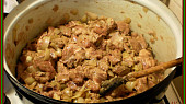 Guláš lázeňského šviháka, orestovat cibuli,česnek,přidat ml.papriku,maso,nechat zatáhnout,podlít,další koření a dusit