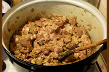 orestovat cibuli,česnek,přidat ml.papriku,maso,nechat zatáhnout,podlít,další koření a dusit