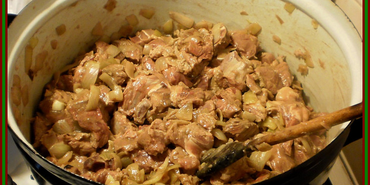 orestovat cibuli,česnek,přidat ml.papriku,maso,nechat zatáhnout,podlít,další koření a dusit