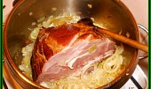 Uzená krkovička na zelí v papiňáku (tlakovém hrnci), na orestovanou cibuli s česnekem přidat koření,maso a 2dl vody a vařit 30minut,po přidání zelí ještě 10 minut