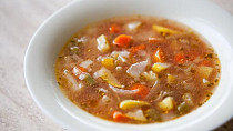 Zeleninová polévka s bazalkou
