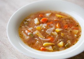 Zeleninová polévka s bazalkou
