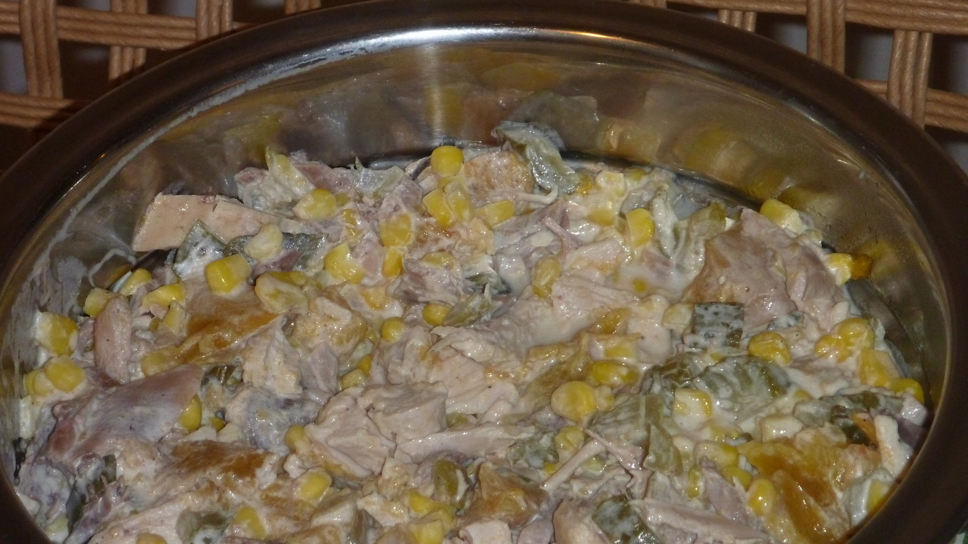 Salát z drůběžího masa s broskvemi a kukuřicí