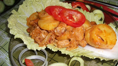 Brambory s lečem a vepřovým masem zapečené v troubě