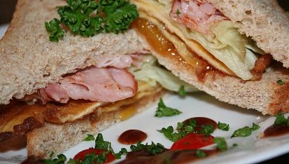 Listerův sendvič se smaženkou, chilli a čatní