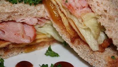 Listerův sendvič se smaženkou, chilli a čatní