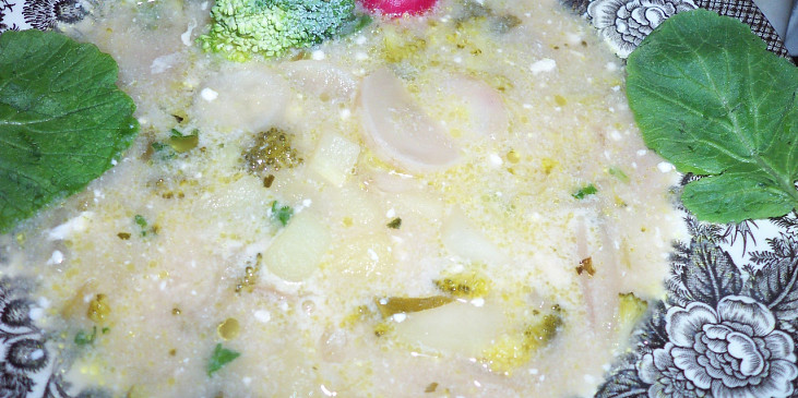 Ředkvičková polévka s brokolicí a zakysanou smetanou