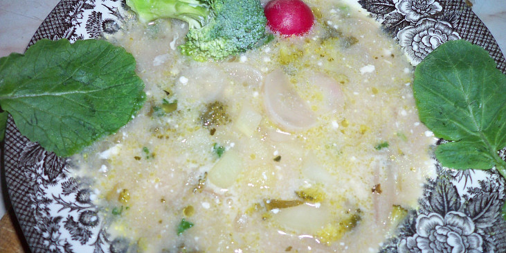 Ředkvičková polévka s brokolicí a zakysanou smetanou