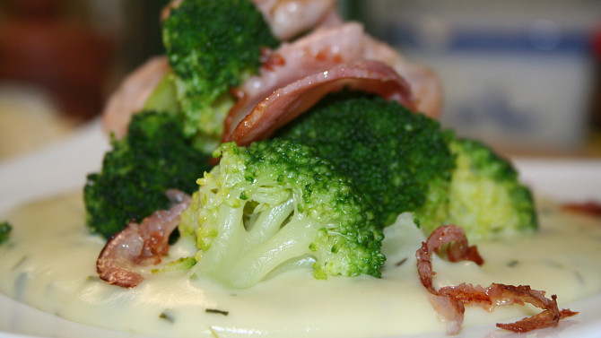 Vařená brokolice s česnekovo-bylinkovou omáčkou