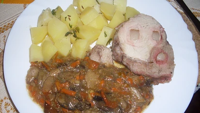 Krkovička na  zelenině a houbách v pomalém hrnci