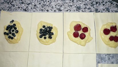 Listové mřížky s pudinkem a ovocem