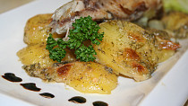 Pečená uzená makrela s cibulí a koprovými brambory