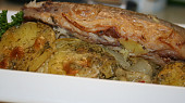 Pečená uzená makrela s cibulí a koprovými brambory