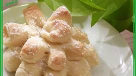 Kynuté chryzantémy z Chruščov těsta