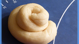 Kynuté chryzantémy z Chruščov těsta