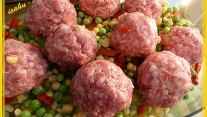Pařené masové koule s bílou čepicí na barevné peřince (parní hrnec), masové koule připravené k paření