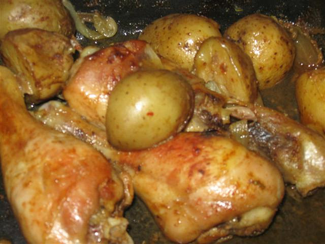 Kuřecí špalíčky pečené na bramborách