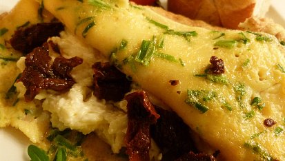 Nadýchaná omeleta s česnekovo-sýrovou náplní a sušenými rajčaty