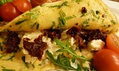 Nadýchaná omeleta s česnekovo-sýrovou náplní a sušenými rajčaty