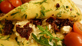 Nadýchaná omeleta s česnekovo-sýrovou náplní a sušenými rajčaty
