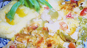 Rybí filety přikryté zeleninou, dvěma sýry a zakysanou smetanou, detail...