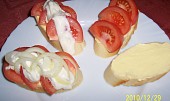 Chlebíčky s rajčaty a cibulí (plátky veky namazat máslem, poklást rajčaty, polít tatarkou, ozdobit cibulí)