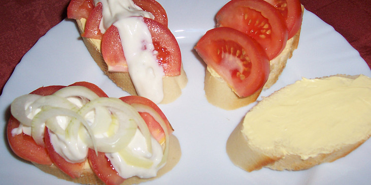 Chlebíčky s rajčaty a cibulí (plátky veky namazat máslem, poklást rajčaty,…)