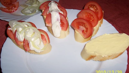 Chlebíčky s rajčaty a cibulí