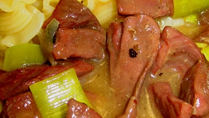 Krůtí srdce na jalovci s brusinkami a pórkem